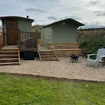 Oakley View Shepherds Hut With Hot Tub * וויטבי