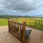 Oakley View Shepherds Hut With Hot Tub וויטבי