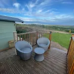 Oakley View Shepherds Hut With Hot Tub בקתה *