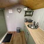 Oakley View Shepherds Hut With Hot Tub *