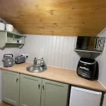 Oakley View Shepherds Hut With Hot Tub * וויטבי
