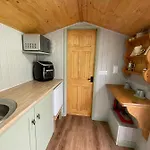Oakley View Shepherds Hut With Hot Tub בקתה