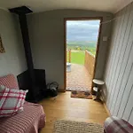 Oakley View Shepherds Hut With Hot Tub בקתה *