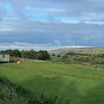 Oakley View Shepherds Hut With Hot Tub בקתה וויטבי