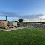 בקתה Oakley View Shepherds Hut With Hot Tub *