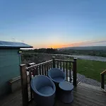 Oakley View Shepherds Hut With Hot Tub בקתה