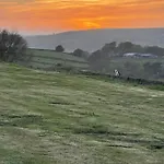 Oakley View Shepherds Hut With Hot Tub בקתה וויטבי