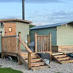 Oakley View Shepherds Hut With Hot Tub * וויטבי