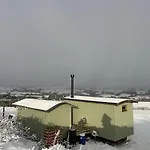 Oakley View Shepherds Hut With Hot Tub בקתה *