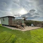 Oakley View Shepherds Hut With Hot Tub בקתה
