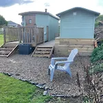 בקתה Oakley View Shepherds Hut With Hot Tub וויטבי