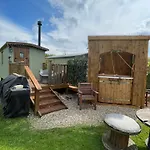 Oakley View Shepherds Hut With Hot Tub בקתה