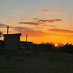 בקתה Oakley View Shepherds Hut With Hot Tub וויטבי