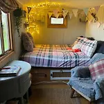 בקתה Oakley View Shepherds Hut With Hot Tub וויטבי