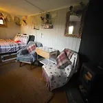 Oakley View Shepherds Hut With Hot Tub בקתה וויטבי