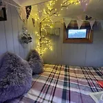Oakley View Shepherds Hut With Hot Tub וויטבי