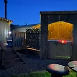 בקתה Oakley View Shepherds Hut With Hot Tub *
