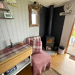 Oakley View Shepherds Hut With Hot Tub וויטבי