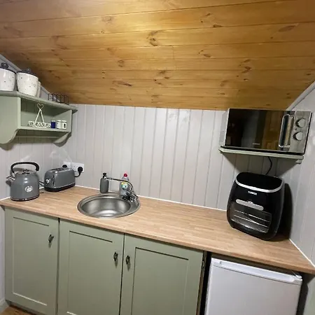 Oakley View Shepherds Hut With Hot Tub * 惠特比