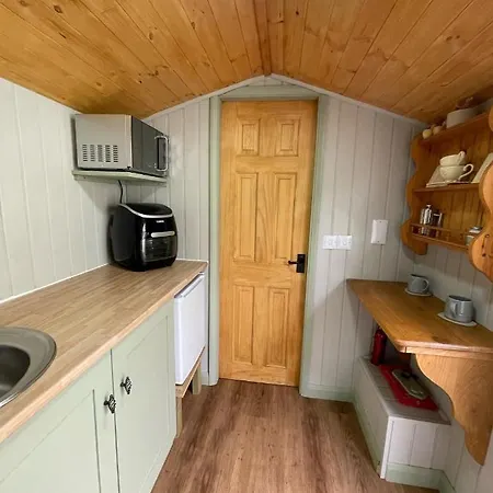 Oakley View Shepherds Hut With Hot Tub 木屋