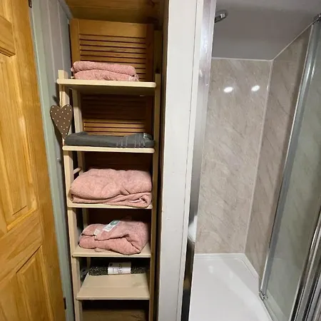 Oakley View Shepherds Hut With Hot Tub 木屋 *