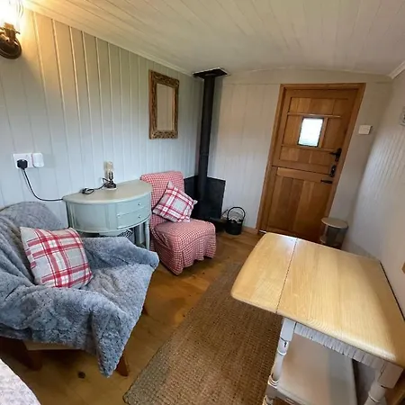 Oakley View Shepherds Hut With Hot Tub 木屋 惠特比
