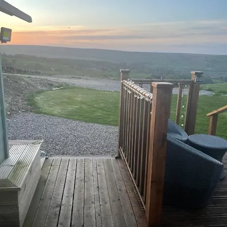 Oakley View Shepherds Hut With Hot Tub 惠特比