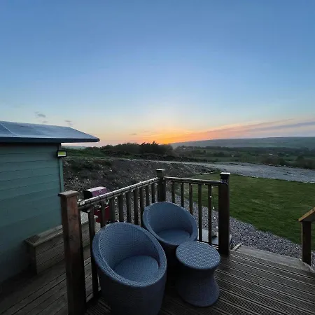 Oakley View Shepherds Hut With Hot Tub 木屋