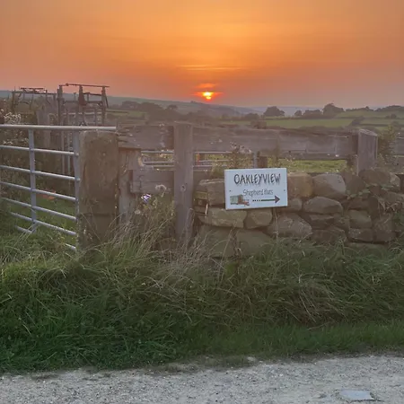 Oakley View Shepherds Hut With Hot Tub 惠特比