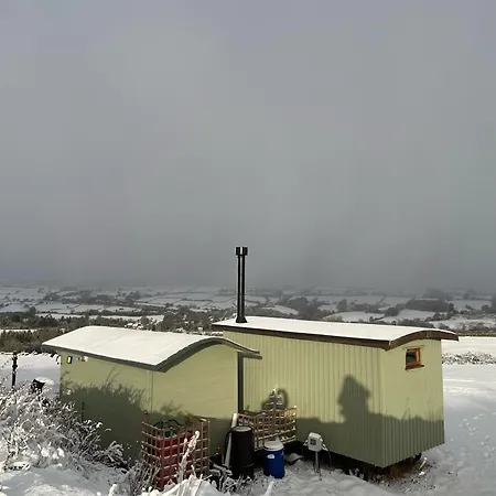 בקתה Oakley View Shepherds Hut With Hot Tub וויטבי