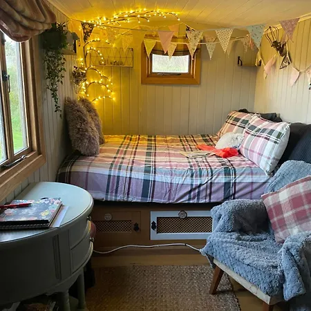 木屋 Oakley View Shepherds Hut With Hot Tub 惠特比
