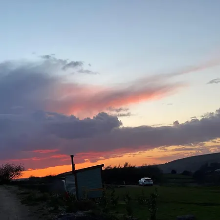 木屋 Oakley View Shepherds Hut With Hot Tub