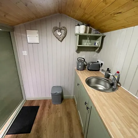 Oakley View Shepherds Hut With Hot Tub *