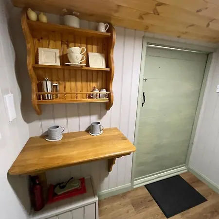 Oakley View Shepherds Hut With Hot Tub Chalet *