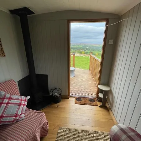 Oakley View Shepherds Hut With Hot Tub 샬레 *