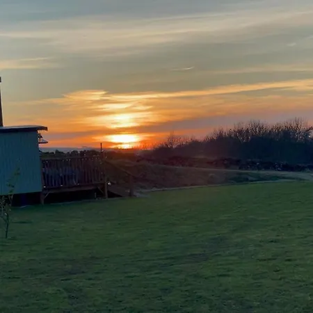 木屋 Oakley View Shepherds Hut With Hot Tub 惠特比