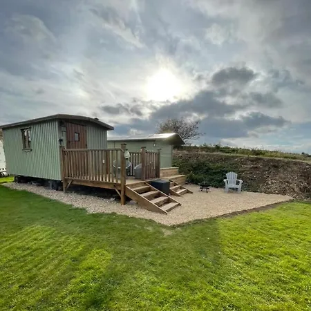 Oakley View Shepherds Hut With Hot Tub Chalet