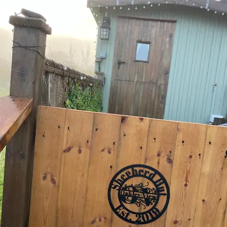 Oakley View Shepherds Hut With Hot Tub