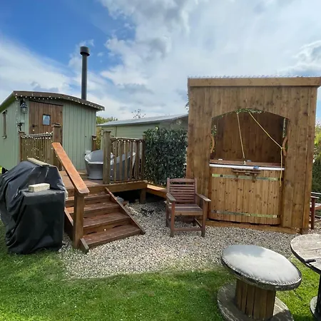 Oakley View Shepherds Hut With Hot Tub Chalet