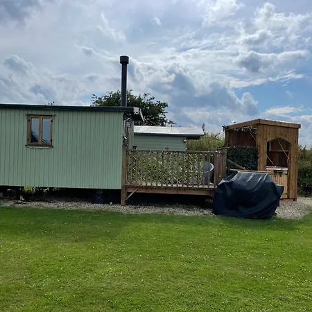 Oakley View Shepherds Hut With Hot Tub * 휫비