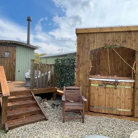 Oakley View Shepherds Hut With Hot Tub