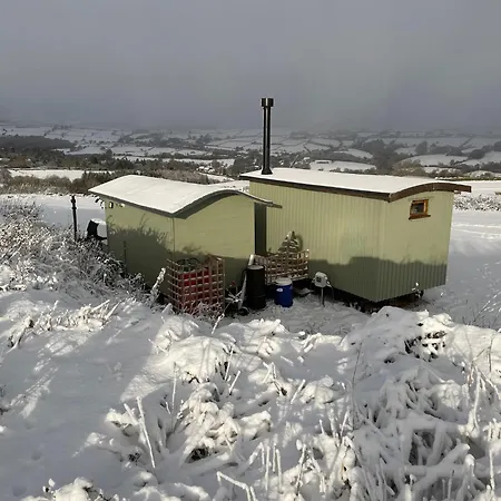 Oakley View Shepherds Hut With Hot Tub Chalet