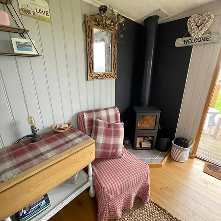 Oakley View Shepherds Hut With Hot Tub 惠特比