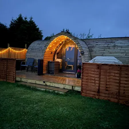 Oakley View Shepherds Hut With Hot Tub *