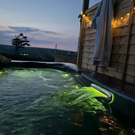 Chalet Oakley View Shepherds Hut With Hot Tub *