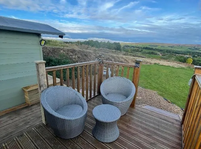 Oakley View Shepherds Hut With Hot Tub Chalet *
