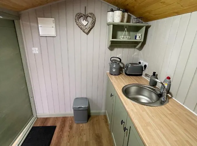 Oakley View Shepherds Hut With Hot Tub *