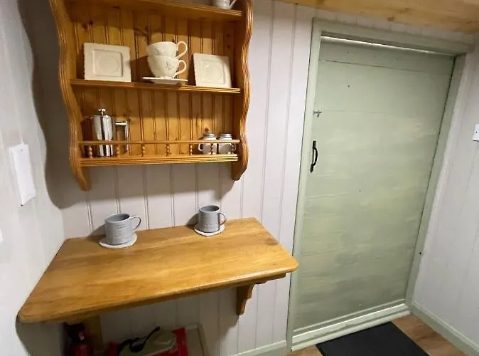 Oakley View Shepherds Hut With Hot Tub Chalet *