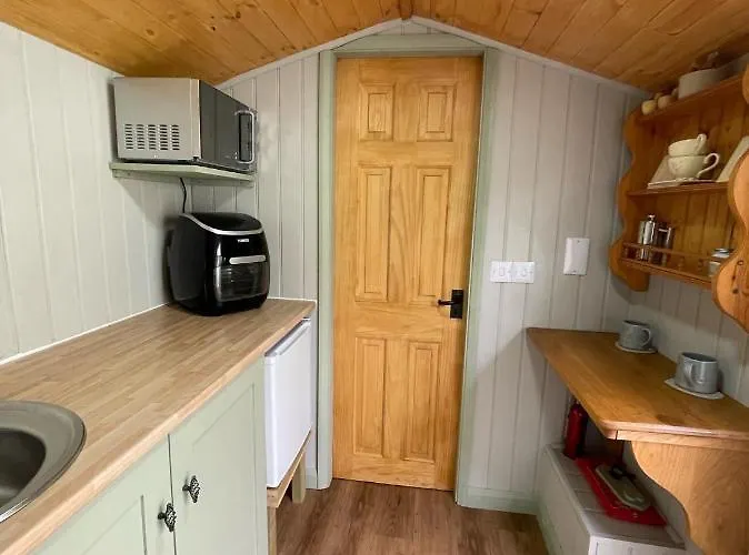 Oakley View Shepherds Hut With Hot Tub Chalet
