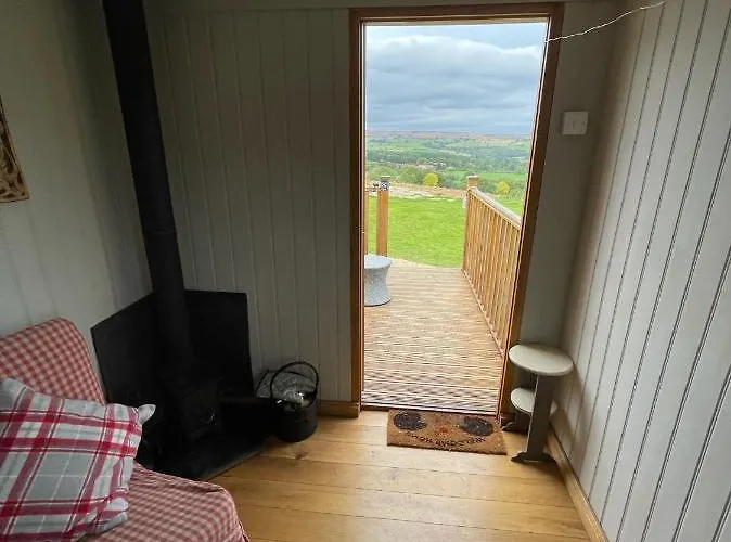 Oakley View Shepherds Hut With Hot Tub Chalet *